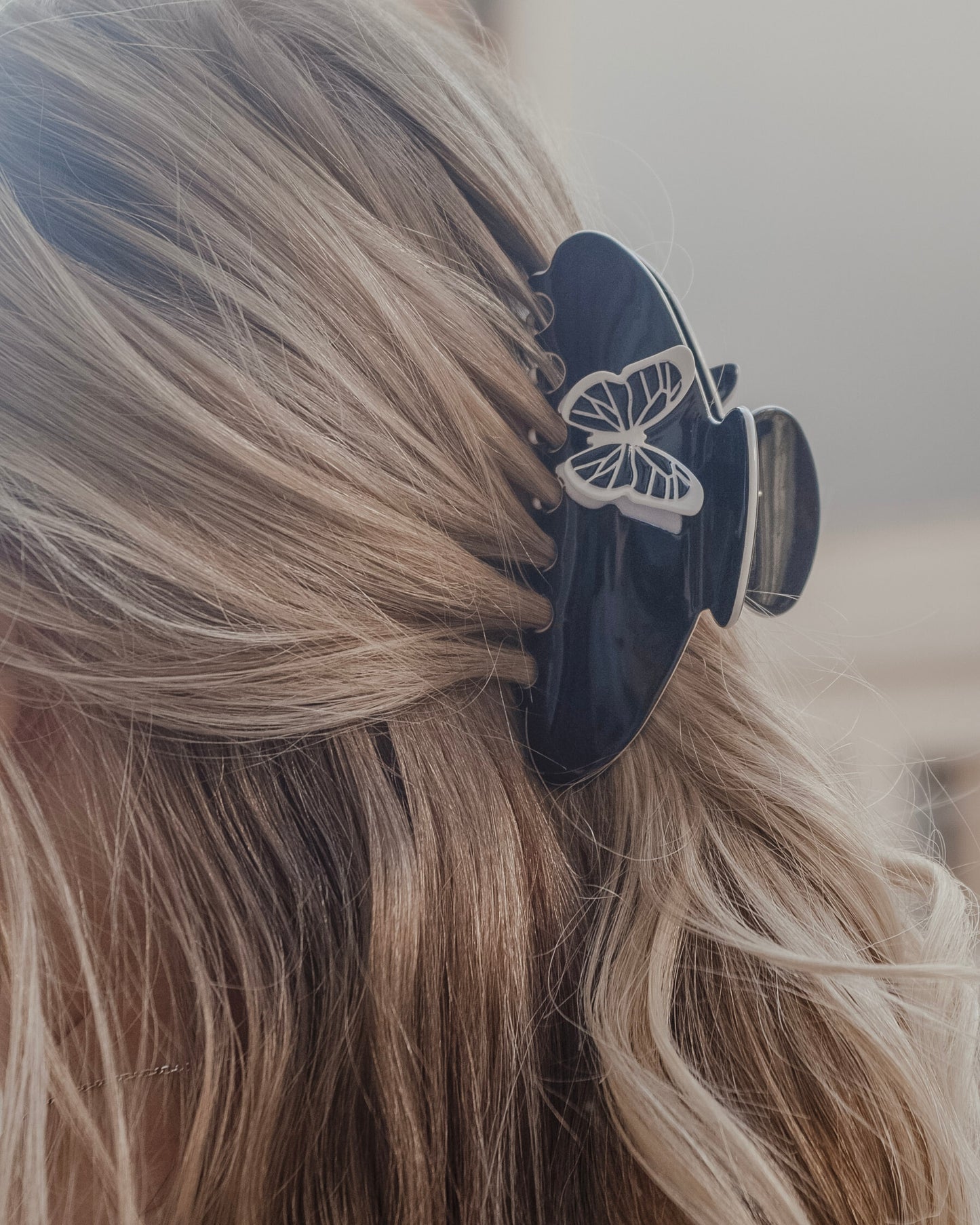 Black midi Butterly clip
