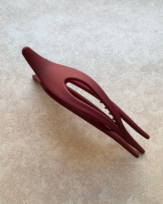 Cranberry lay flat claw 2.0 // Thick hair